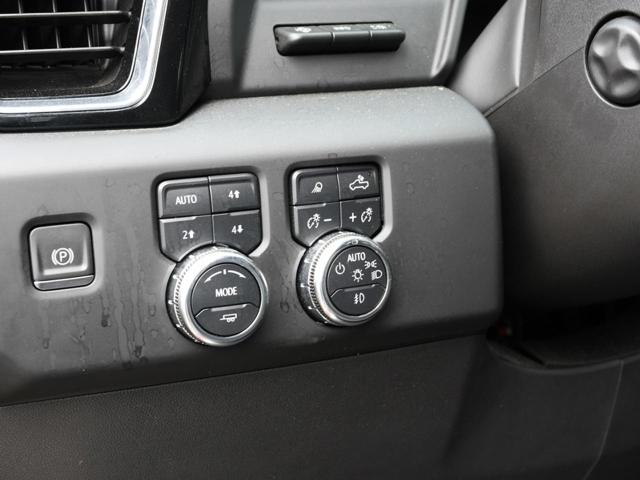 2024 Nissan Kicks SR   CarPlay   Android Auto   Heated Seats & Steer Photo