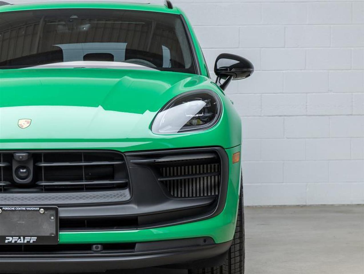 2023 Porsche Macan  Photo3