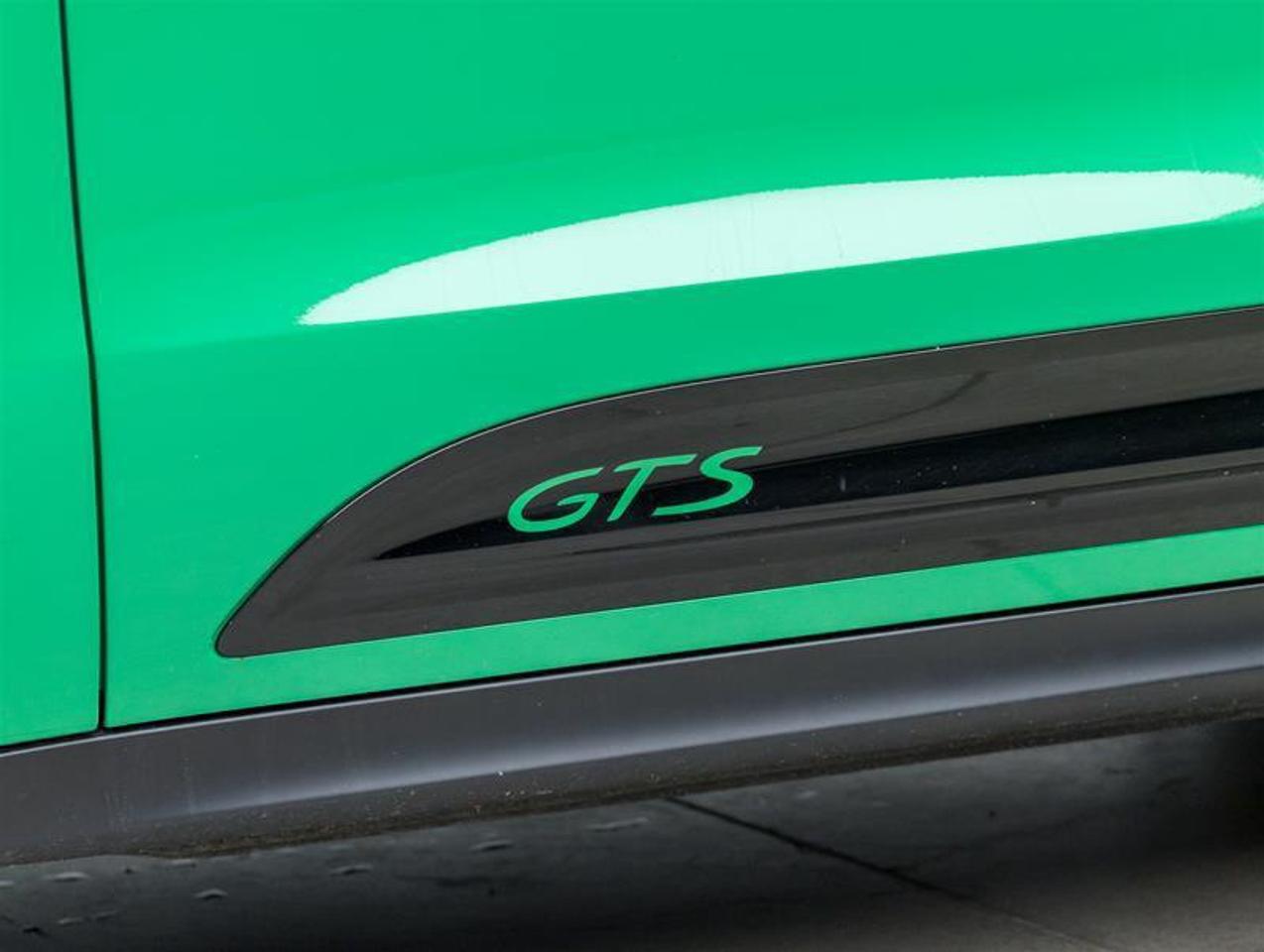 2023 Porsche Macan  Photo