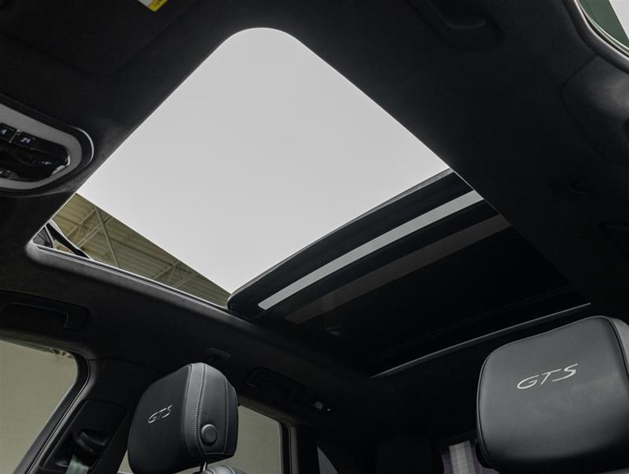 2023 Porsche Macan  Photo