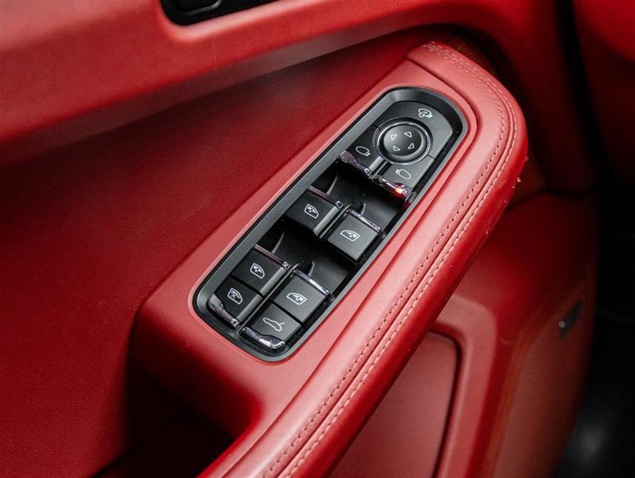 2026 Porsche Macan  Photo