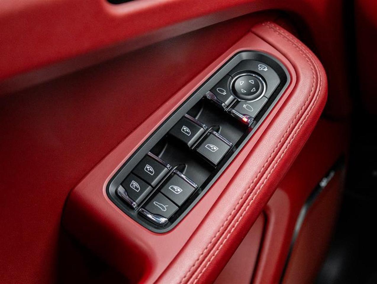 2024 Porsche Macan  Photo