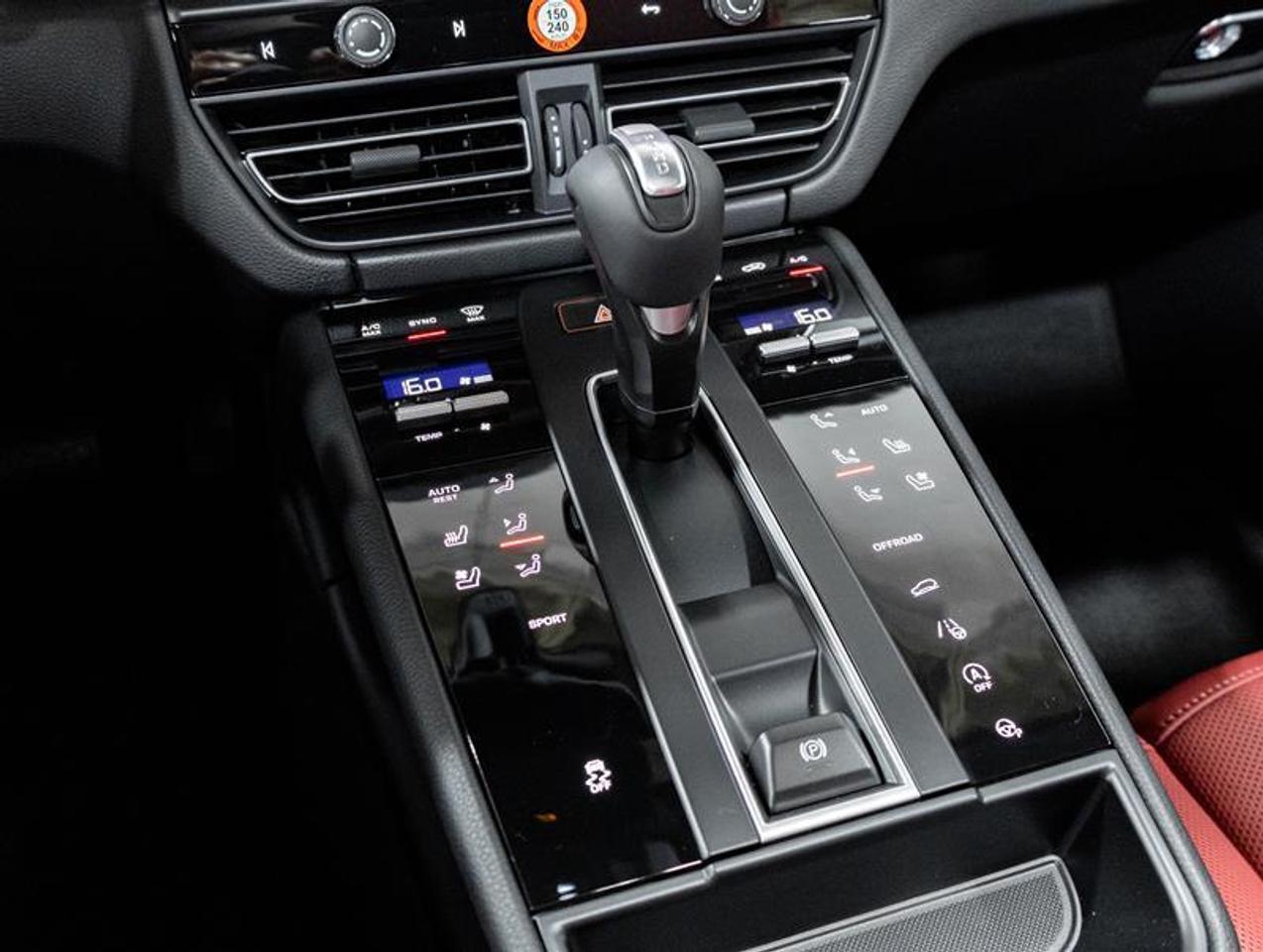 2026 Porsche Macan  Photo