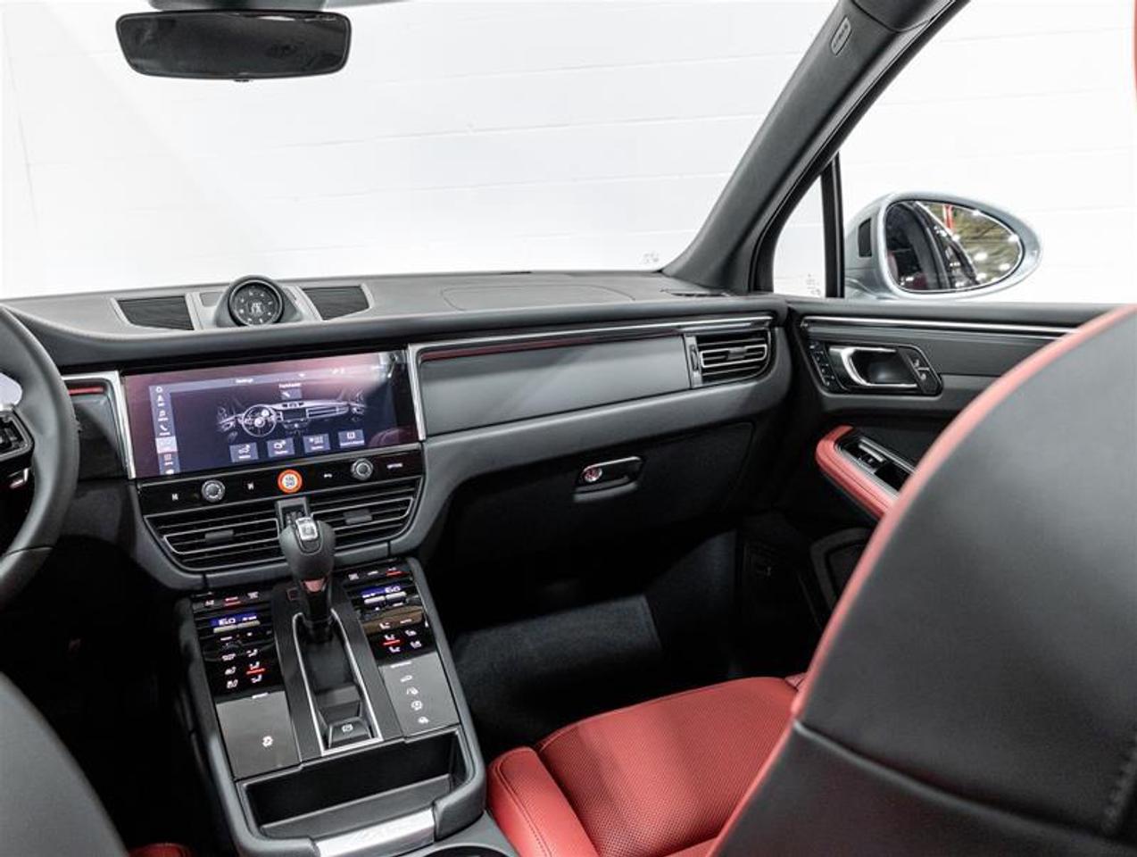 2026 Porsche Macan  Photo