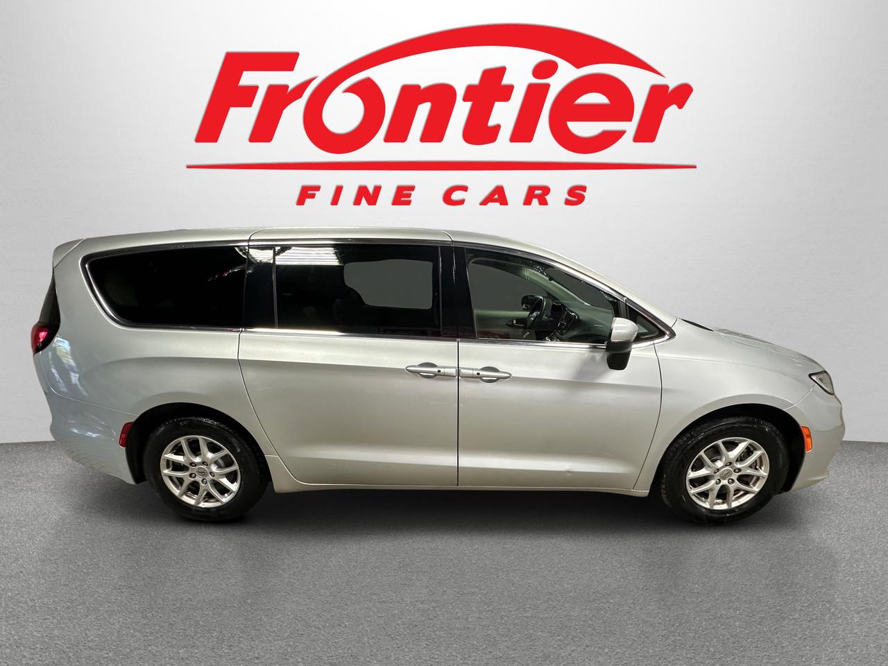 2023 Chrysler Pacifica TOURING L | CLEAN CARFAX | 7 PASSENGER | LEATHER | Photo3