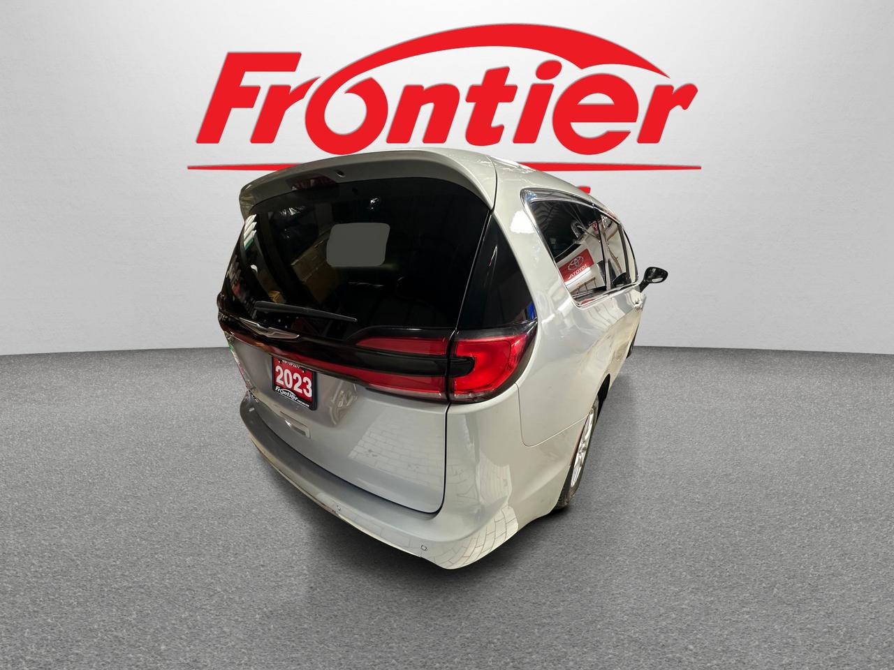 2023 Chrysler Pacifica TOURING L | CLEAN CARFAX | 7 PASSENGER | LEATHER | Photo4