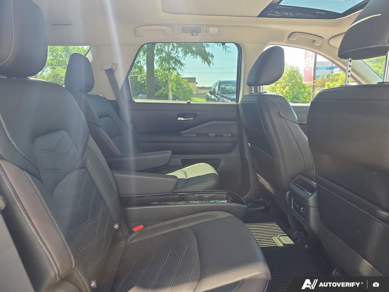2024 Nissan Pathfinder Platinum | 3RD ROW | 7 PASSENGER | Apple Car Play | Photo