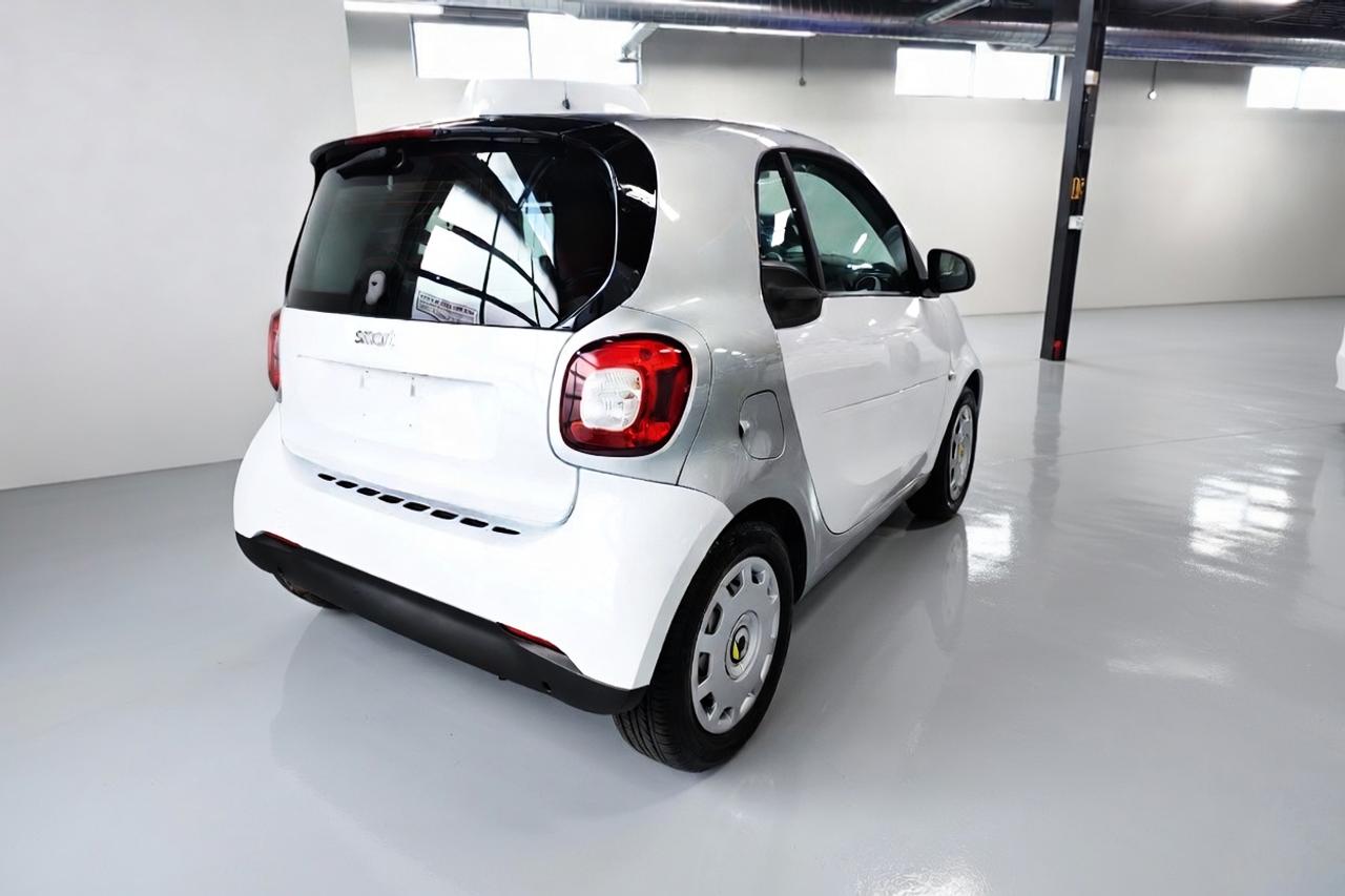 2016 Smart fortwo PURE.4 BRAND NEW TIRES ON ,DEALER MAINTAIN Photo3