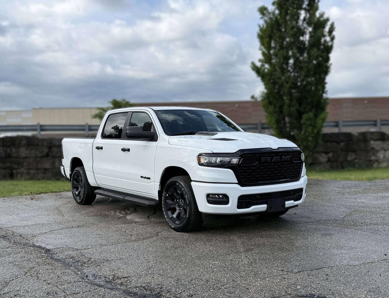 2026 RAM 1500 Express Photo2