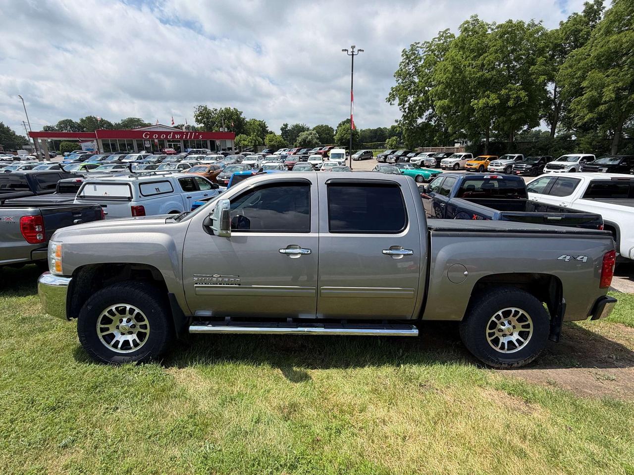 2012 Chevrolet Silverado 1500 LS, V8, 4X4, CLEAN CARFAX! - Photo #5