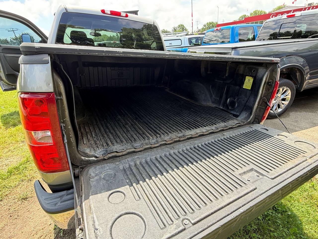2012 Chevrolet Silverado 1500 LS, V8, 4X4, CLEAN CARFAX! - Photo #11