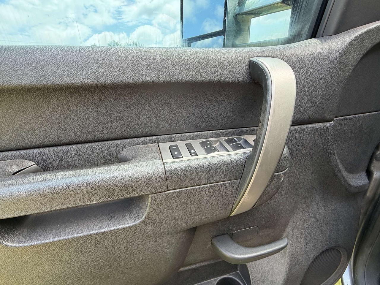 2012 Chevrolet Silverado 1500 LS, V8, 4X4, CLEAN CARFAX! - Photo #12