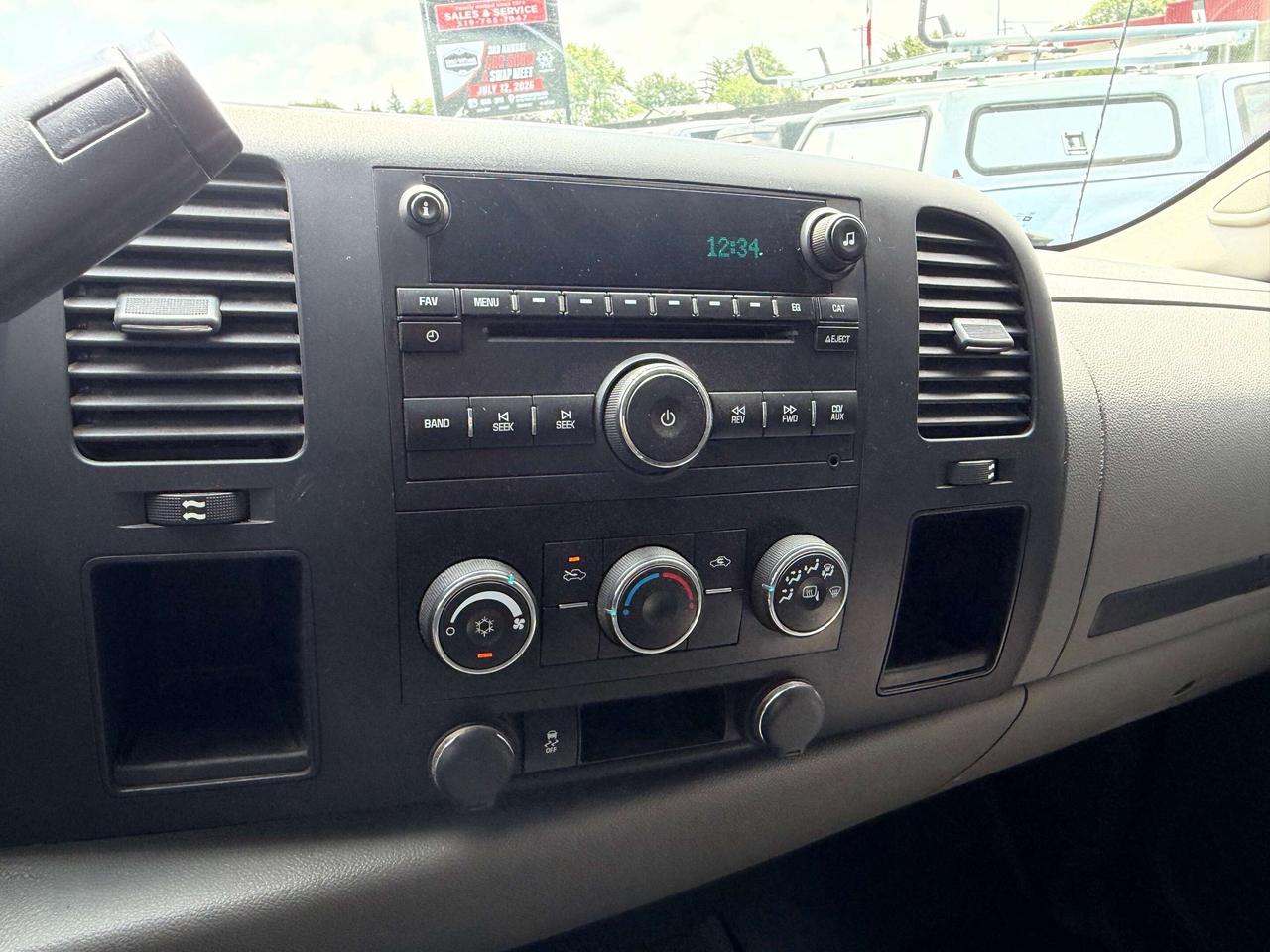 2012 Chevrolet Silverado 1500 LS, V8, 4X4, CLEAN CARFAX! - Photo #14
