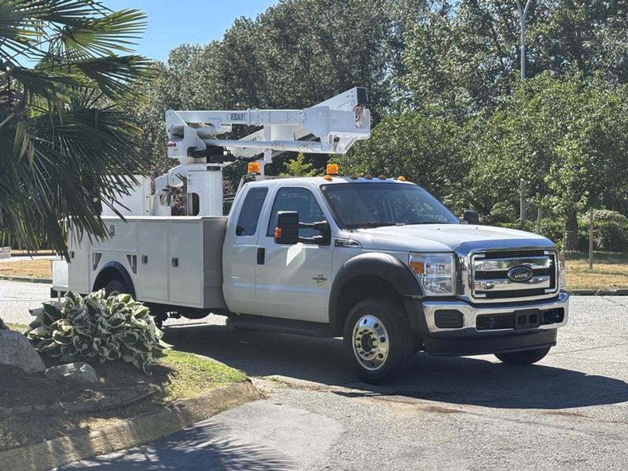 This 2016 Ford F-550 Super Duty SuperCab bucket truck is powered by a 6.7L Power Stroke V8 turbo diesel engine paired with an automatic transmission and four-wheel drive. Equipped with a Versalift SST-40-EIH-01 aerial device, this truck offers a 45-foot working height, 27.9-foot horizontal reach, and 450-pound platform capacity, making it well suited for utility, telecommunications, electrical, tree service, and maintenance applications.

Additional equipment includes beacon lights, strobe lights, heated mirrors, automatic headlights, keyless pin-code entry, and a commercial-duty aerial platform with a travel height of approximately 10 feet 4 inches. Convenience features include cruise control, air conditioning and heat, AM/FM radio, CD player, USB and AUX connectivity, and power windows, power door locks, and power mirrors.

Finished in white with a gray cloth interior, this F-550 combines diesel-powered capability, four-wheel-drive traction, and Versalift aerial access equipment in a practical service truck platform designed for demanding fleet and utility operations. This item is currently OFFSITE. You must register an appointment with our office to schedule an offsite viewing. Appointments must be made a minimum of one business day in advance (and as defined by the days that Repo.com is open for business) before your appointment can be scheduled and confirmed. We may, at our own discretion, instead opt to transport smaller items to Repo.coms main yard for viewing purposes.  $59,710.00 plus $375 processing fee, $60,085.00 total payment obligation before taxes.   Listing report, warranty, contract commitment cancellation fee, financing available on approved credit (some limitations and exceptions may apply). All above specifications and information is considered to be accurate but is not guaranteed and no opinion or advice is given as to whether this item should be purchased. We do not allow test drives due to theft, fraud, acts of vandalism and undetectable impaired driving. Instead we provide the following benefits: Complimentary Warranty (with options to extend), Limited Money Back Satisfaction Guarantee on Fully Completed Contracts, Contract Commitment Cancellation, and an Open-Ended Sell-Back Option. Ask seller for details or call 604-522-REPO(7376) to confirm listing availability.