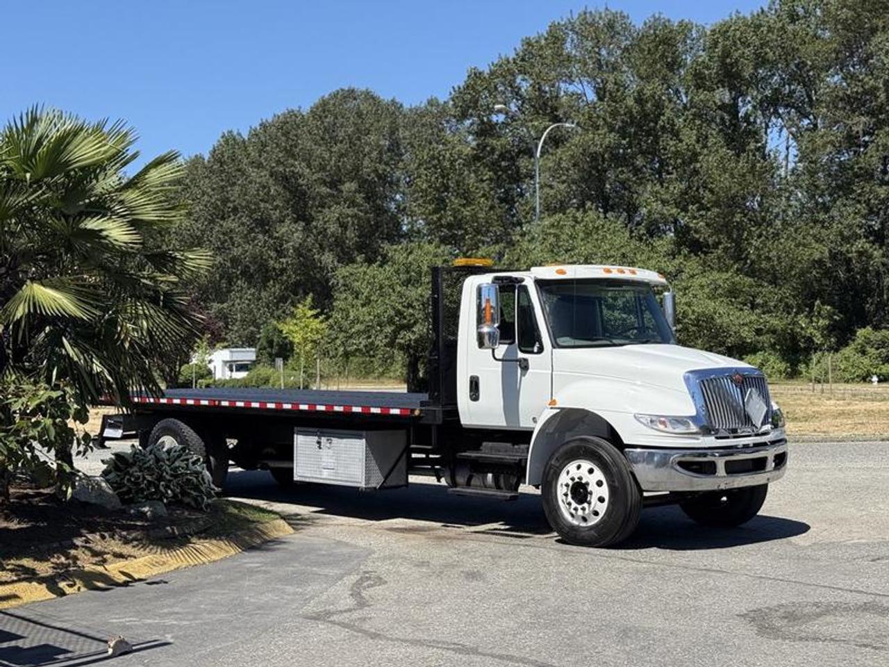 This 2018 International DuraStar 4300 roll-off tow truck is powered by a Cummins B6.7 6.7L diesel engine paired with an automatic transmission and configured as a 4x2. Built for vehicle recovery, equipment transport, and commercial towing operations, this truck features a 24-foot roll-off deck measuring approximately 24 feet long by 8 feet 6 inches wide.

Equipped with a winch, stabilizers, trailer hitch receiver, and work lights, this unit is designed to assist with loading, securing, and transporting vehicles or equipment. Additional features include a Garmin navigation system, power door locks, power mirrors, AM/FM radio, and air conditioning with heat for operator comfort.

Built on a 254-inch wheelbase chassis and finished in white with a gray vinyl interior, this International DuraStar 4300 offers a capable medium-duty towing platform suitable for recovery services, fleet operations, equipment transport, and commercial hauling applications. This item is currently OFFSITE. You must register an appointment with our office to schedule an offsite viewing. Appointments must be made a minimum of one business day in advance (and as defined by the days that Repo.com is open for business) before your appointment can be scheduled and confirmed. We may, at our own discretion, instead opt to transport smaller items to Repo.coms main yard for viewing purposes.  $99,980.00 plus $375 processing fee, $100,355.00 total payment obligation before taxes.   Listing report, warranty, contract commitment cancellation fee, financing available on approved credit (some limitations and exceptions may apply). All above specifications and information is considered to be accurate but is not guaranteed and no opinion or advice is given as to whether this item should be purchased. We do not allow test drives due to theft, fraud, acts of vandalism and undetectable impaired driving. Instead we provide the following benefits: Complimentary Warranty (with options to extend), Limited Money Back Satisfaction Guarantee on Fully Completed Contracts, Contract Commitment Cancellation, and an Open-Ended Sell-Back Option. Ask seller for details or call 604-522-REPO(7376) to confirm listing availability.