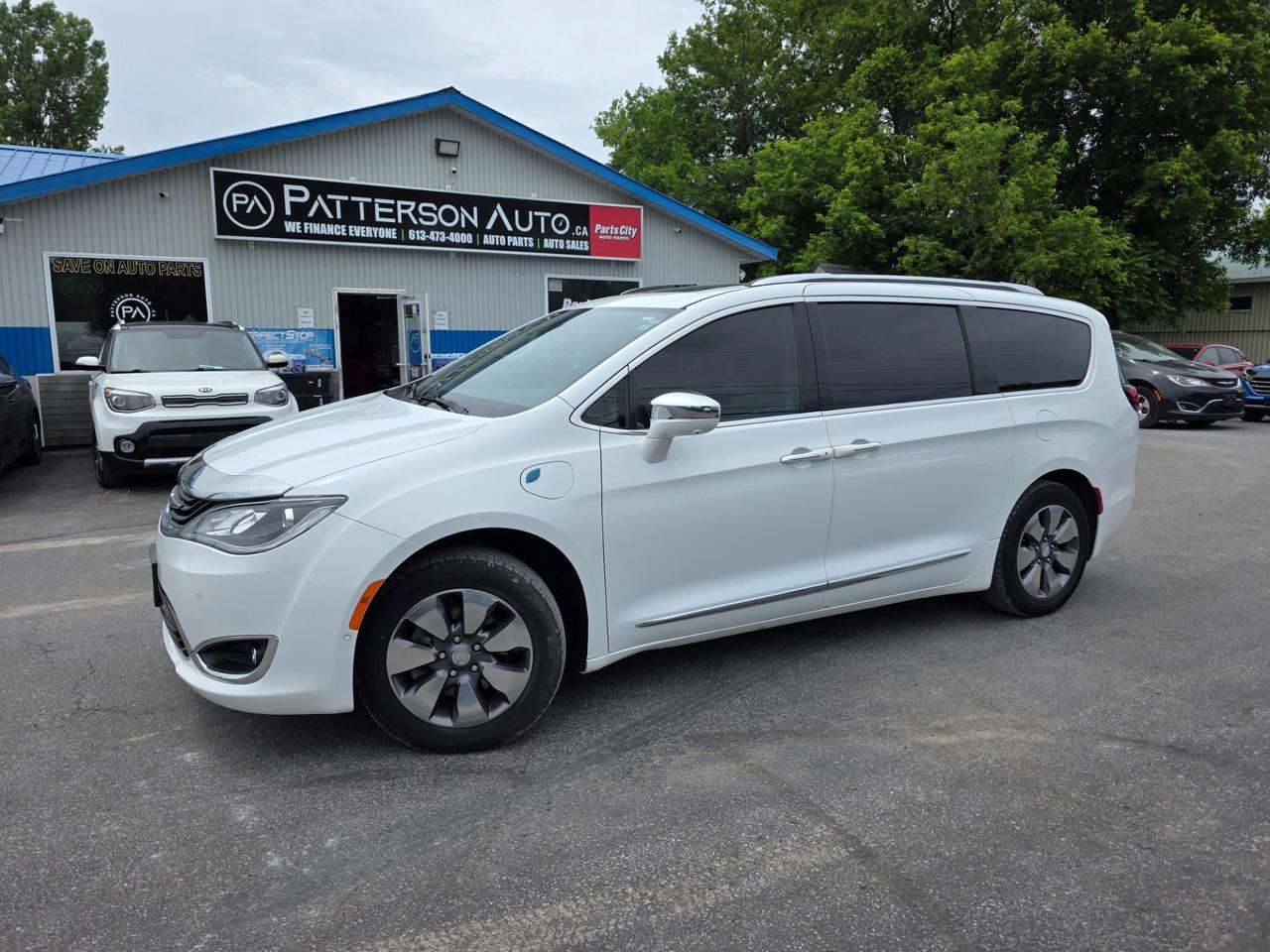 2018 Chrysler Pacifica Hybrid Limited - Photo #1