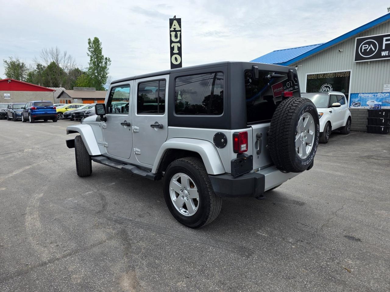 2011 Jeep Wrangler Unlimited Sahara Photo2