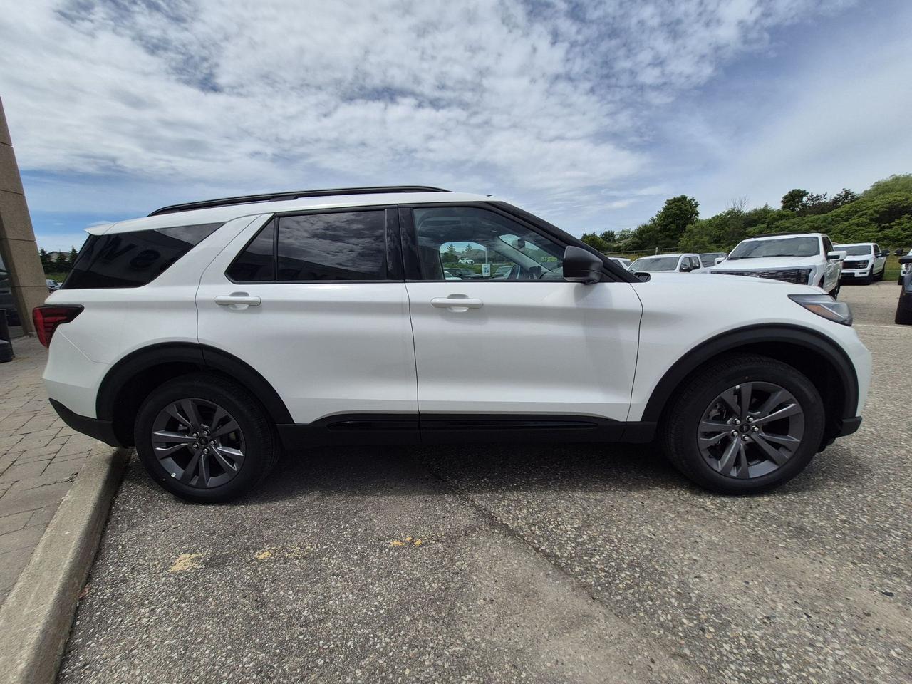 2026 Ford Explorer Active w/200A Pkg 4WD Photo4