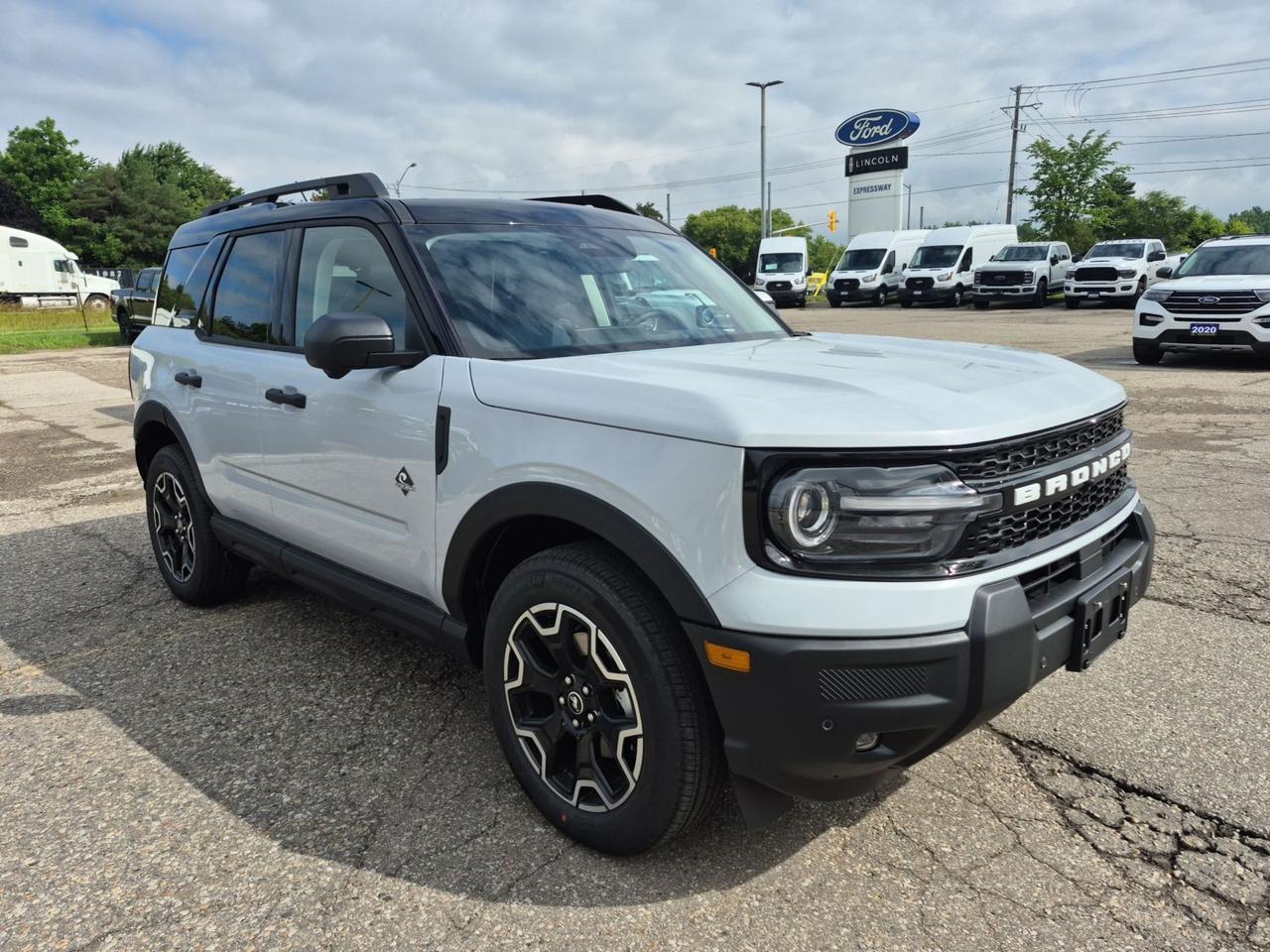 2026 Ford Bronco Sport OUTER BANKS, PANO ROOF, NAVIGATION Photo2