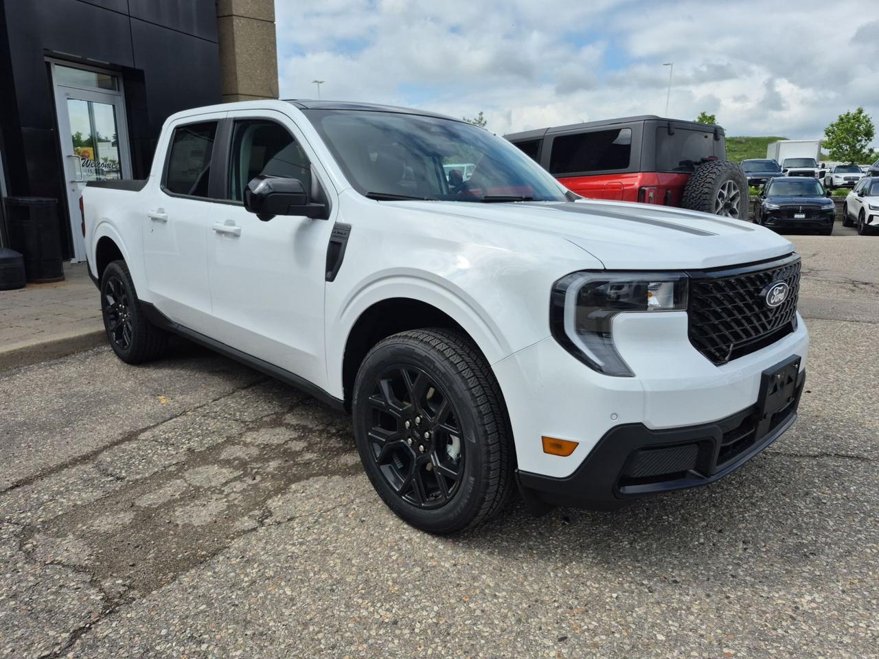 2026 Ford Maverick LARIAT, MOONROOF, BLACK APP PKG, 360 CAMERA Photo4