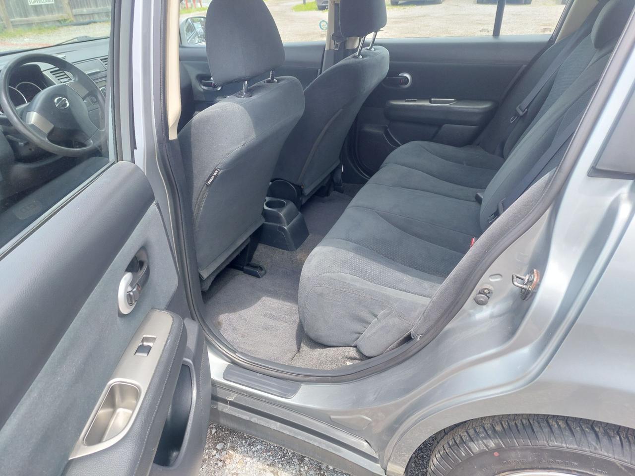 2010 Nissan Versa 5dr HB I4 Auto 1.8 S Photo