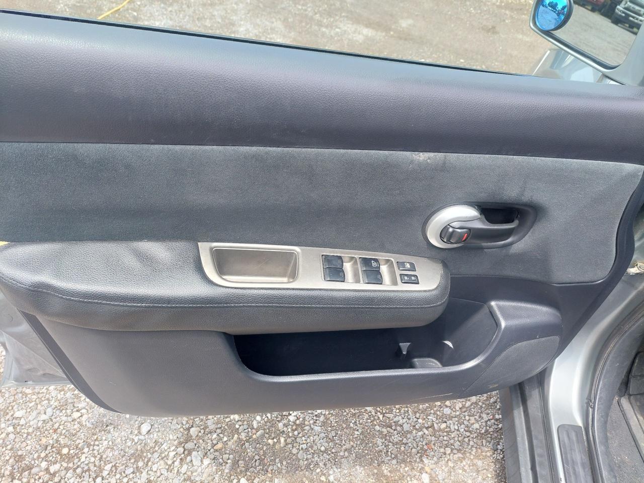 2010 Nissan Versa 5dr HB I4 Auto 1.8 S Photo