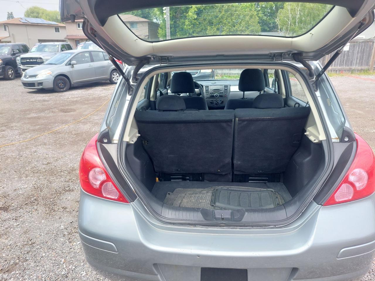 2010 Nissan Versa 5dr HB I4 Auto 1.8 S Photo
