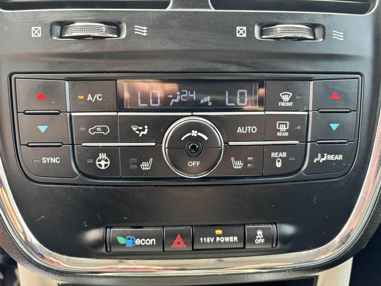 2015 Chrysler Town & Country Touring ** HTD LEATH, BACK CAM ** Photo