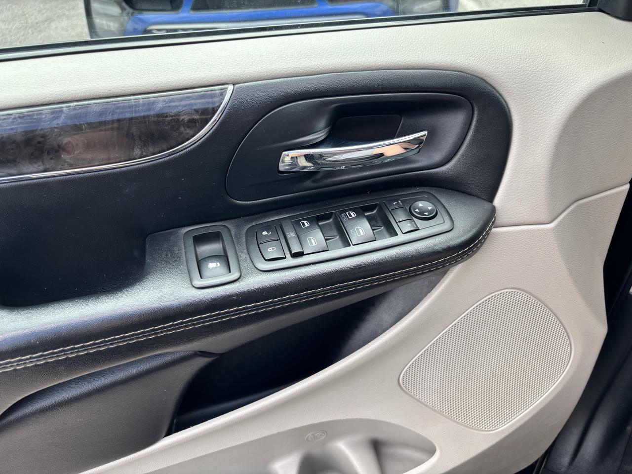 2015 Chrysler Town & Country Touring ** HTD LEATH, BACK CAM ** Photo