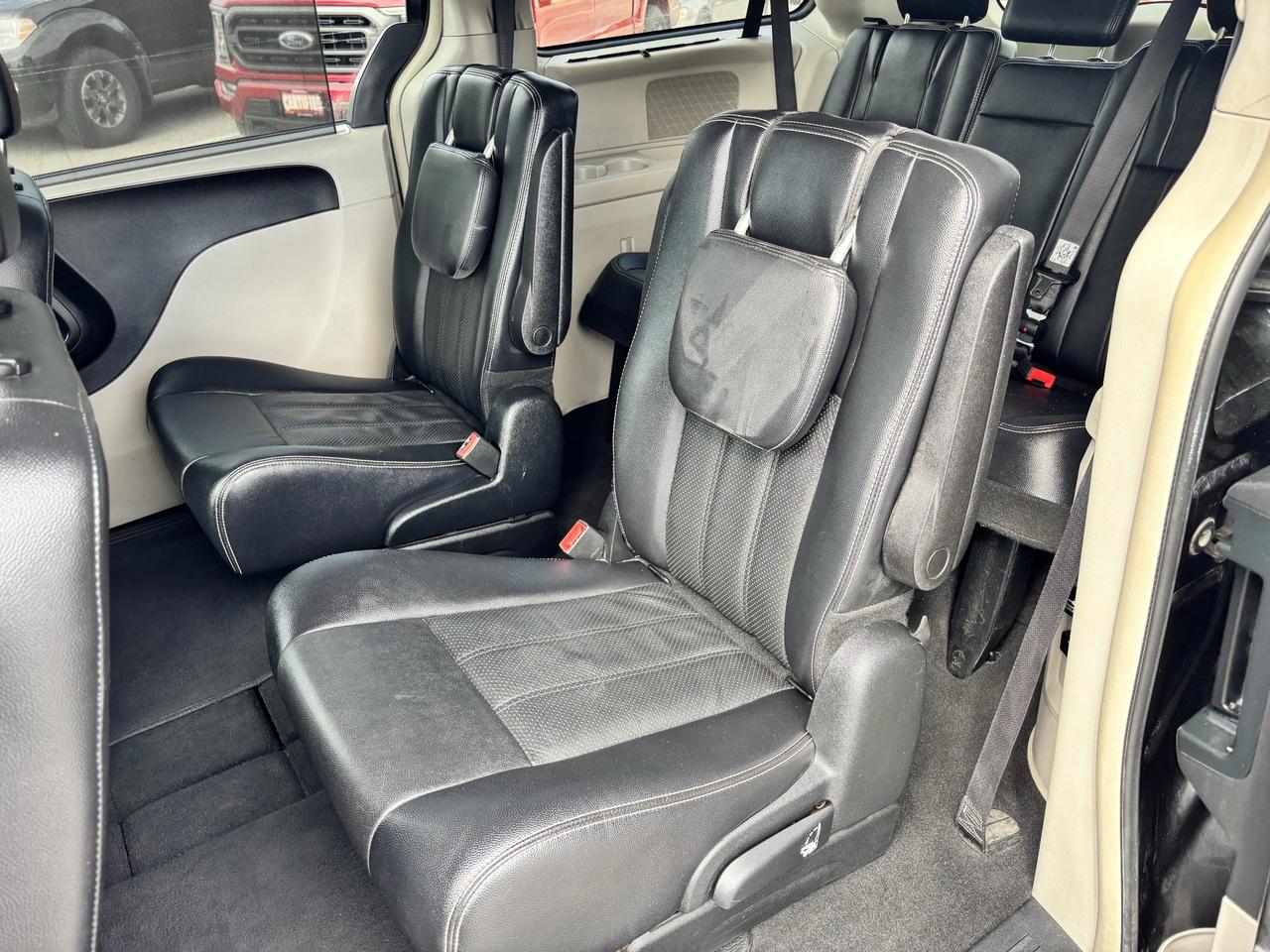 2015 Chrysler Town & Country Touring ** HTD LEATH, BACK CAM ** Photo