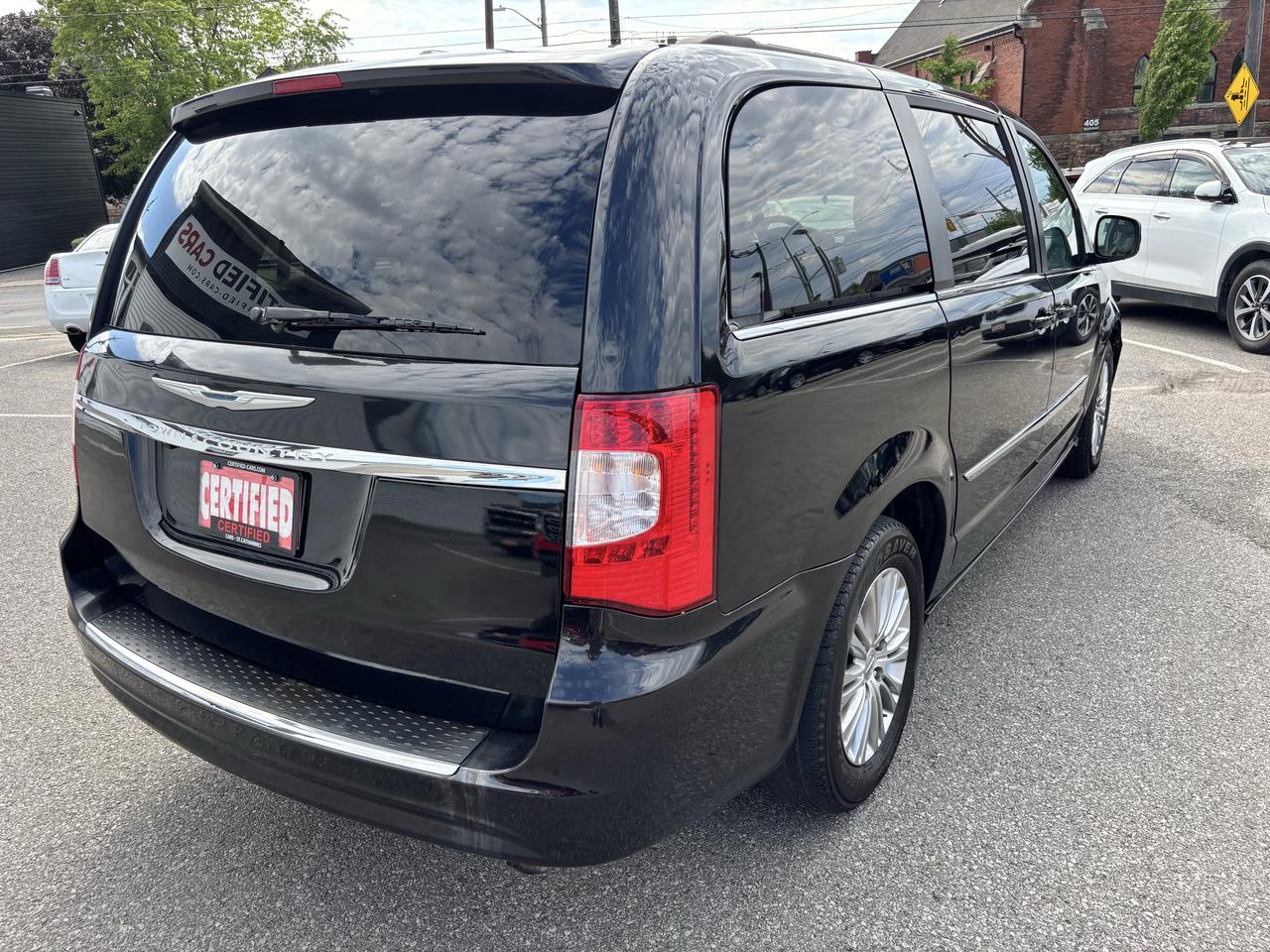 2015 Chrysler Town & Country Touring ** HTD LEATH, BACK CAM ** Photo