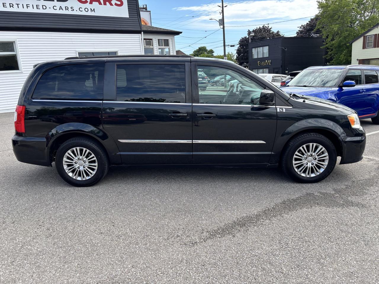 2015 Chrysler Town & Country Touring ** HTD LEATH, BACK CAM ** Photo