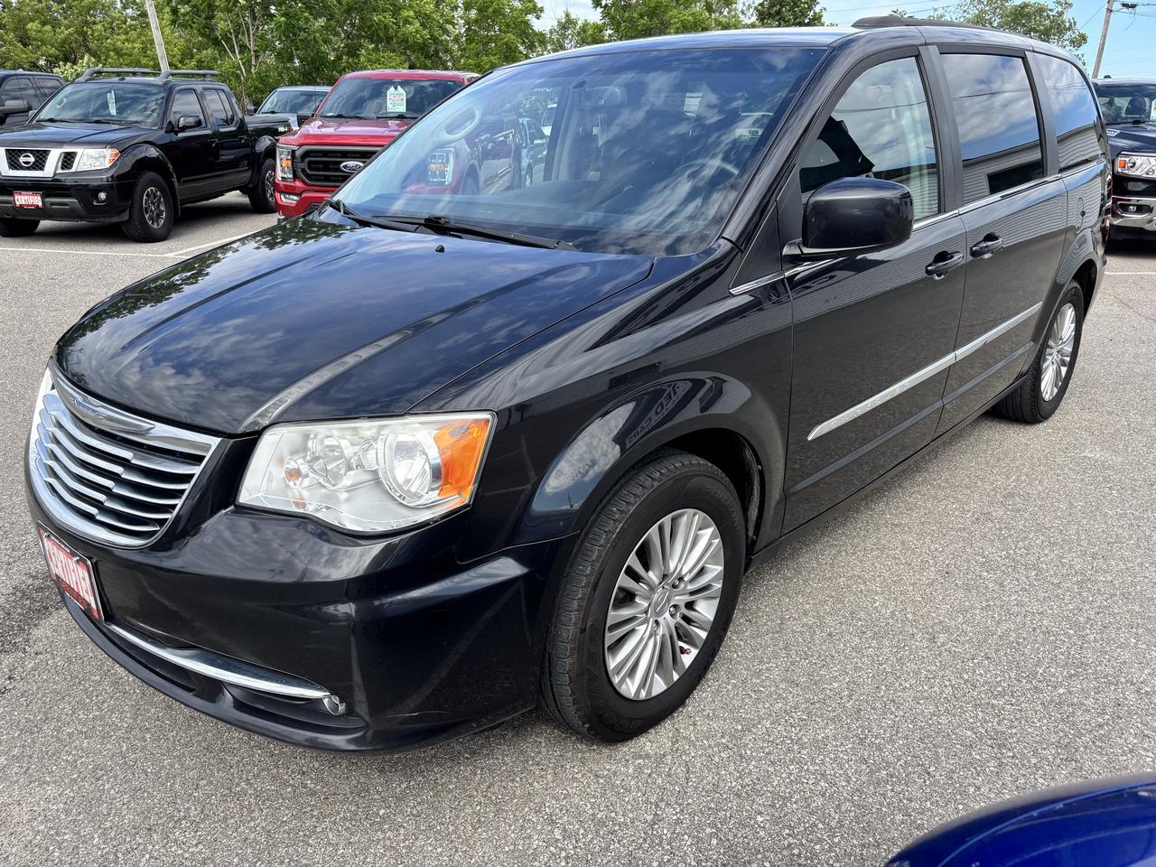2015 Chrysler Town & Country Touring ** HTD LEATH, BACK CAM ** Photo