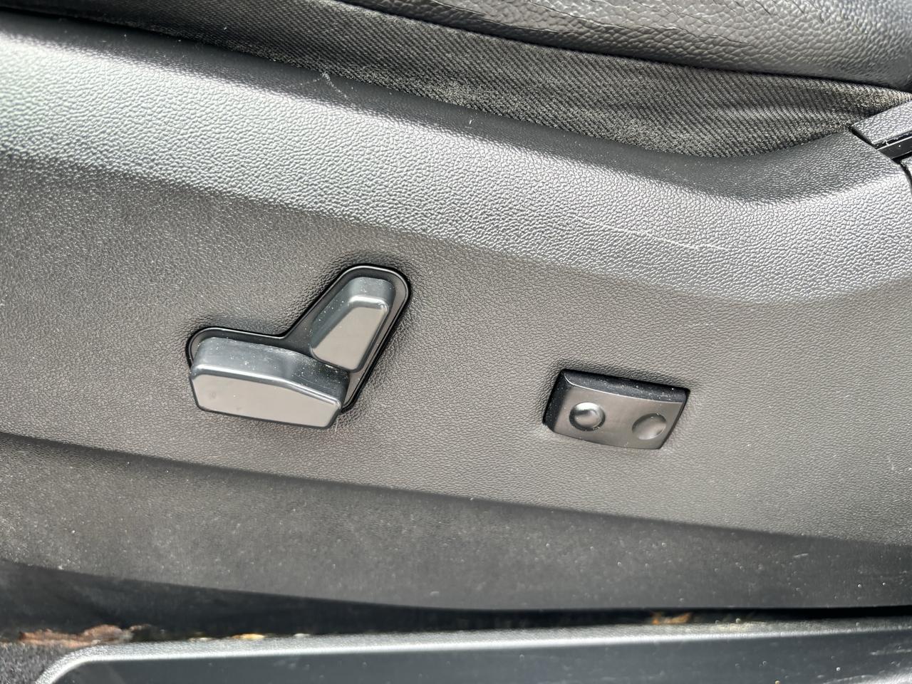 2015 Chrysler Town & Country Touring ** HTD LEATH, BACK CAM ** Photo