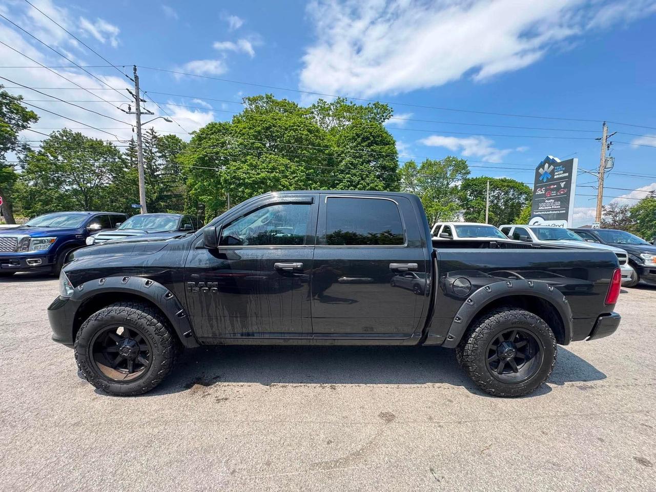 2017 RAM 1500 4WD Crew Cab 140.5" Express *Ltd Avail* Photo3