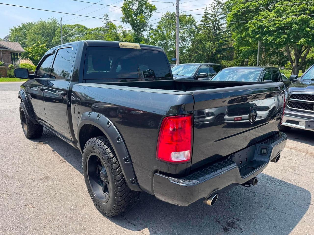 2017 RAM 1500 4WD Crew Cab 140.5" Express *Ltd Avail* Photo4