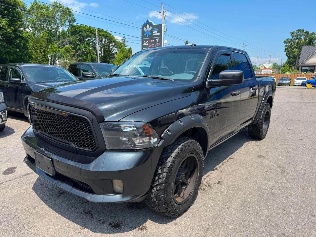 2017 RAM 1500 4WD Crew Cab 140.5" Express *Ltd Avail* Photo2