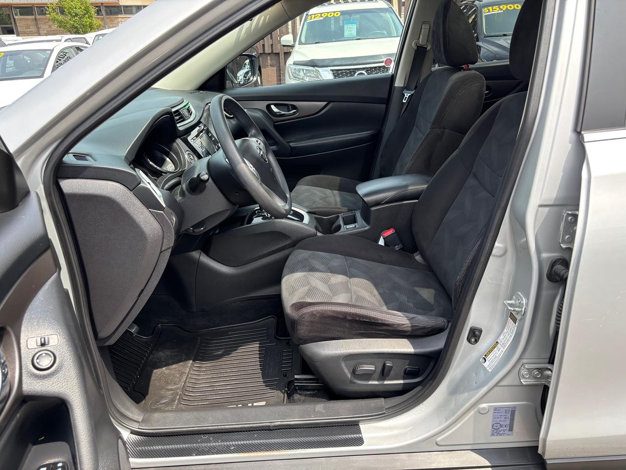 2014 Nissan Rogue SV Photo