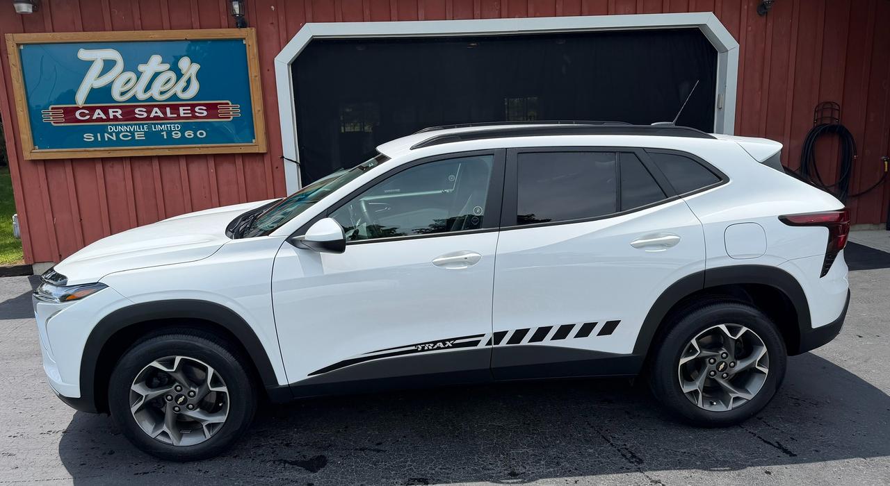 <p><strong>LOW KMS!! &nbsp;2025 CHEV TRAX LT. ONLY 6,424 KMS!! SUMMIT WHITE WITH GRAY CLOTH SEATS & BLUE ACCENT INTERIOR. 1.2 LTR 3 CYL 8 SPEED AUTOMATIC. GREAT FUEL ECONOMY! THIS VEHICLE IS LIKE BRAND NEW INSIDE & OUT! CARFAX CANADA CLEAN....NO ACCIDENTS. ONE PREVIOUS ONTARIO OWNER. JUST ADDED THE BODY GRAPHIC & HOOD GUARD. BRAND NEW FULL SYNTHETIC OIL. MANY OPTIONS INCLUDING MODERN DIGITAL DASH & LARGE 11 DISPLAY SCREEN! APPLE CARPLAY & ANDROID AUTO. REMOTE START. LANE KEEP ASSIST. BLIND SIDE ALERT. PARK DISTANCE CONTROL. COLLISION AVOIDANCE. BLUETOOTH. REAR CAMERA. HEATED CLOTH SEATS. HEATED STEERING WHEEL. PUSH BUTTON START WITH SENTRY ENTRY. 2 SMART KEY FAUBS INCLUDED. ON STAR. STEERING WHEEL AUDIO CONTROLS & MUCH MORE! BALANCE OF GM WARRANTY. 3YR/60,000 KM & 5YR/100,000 KM POWER TRAIN COVERAGE FROM JUNE 6, 2024. &nbsp;$28,900.00 (HST & MTO FEES EXTRA) CONTACT CHRIS @ 905-774-1965 or petescarsales@gmail.com www,petescarsales.com</strong></p>