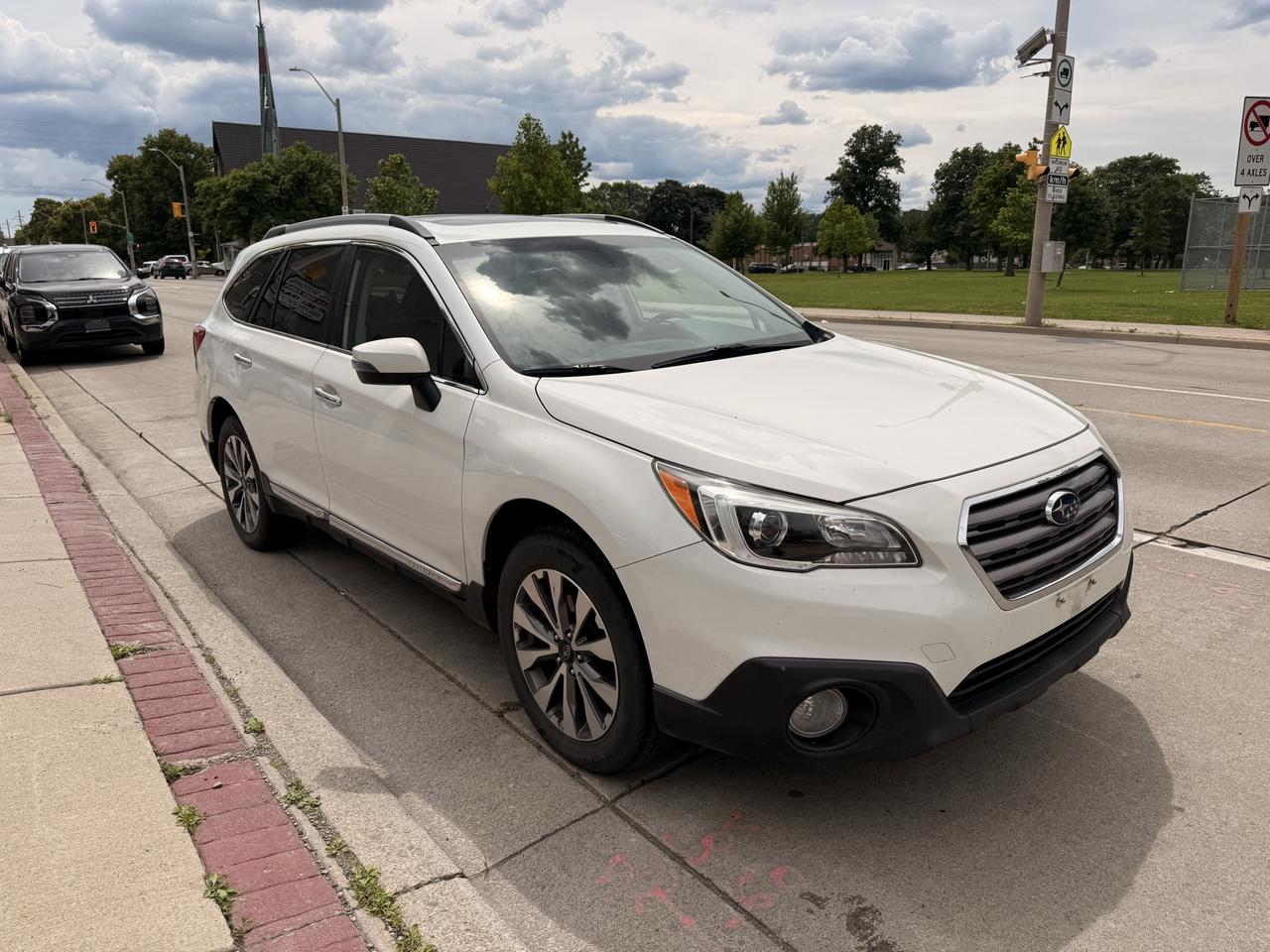2017 Subaru Outback 5dr Wgn CVT 2.5i Premier w/Tech Pkg Photo4