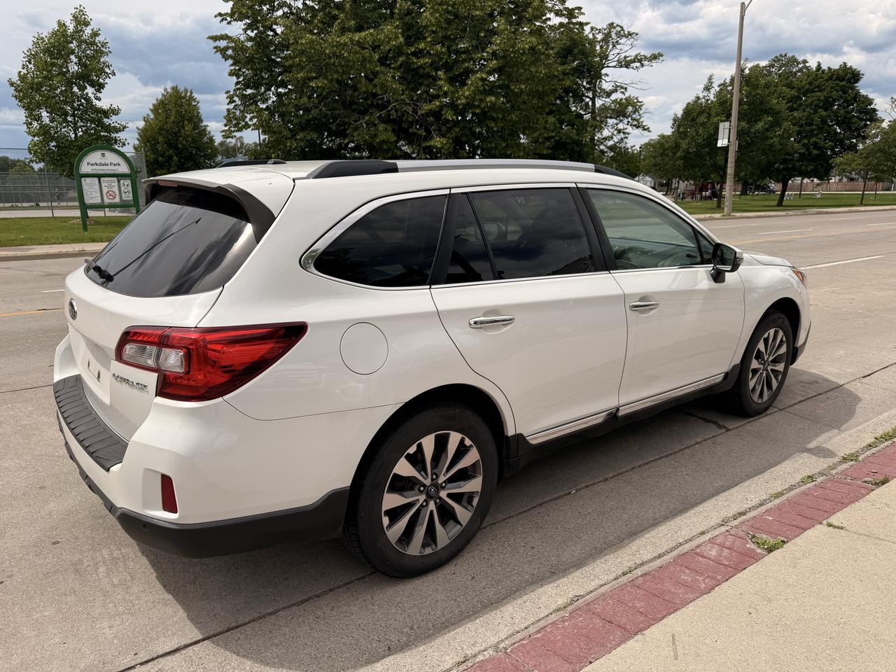 2017 Subaru Outback 5dr Wgn CVT 2.5i Premier w/Tech Pkg Photo