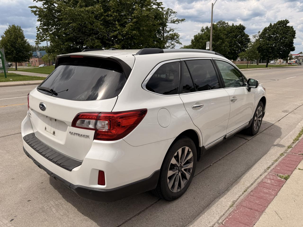 2017 Subaru Outback 5dr Wgn CVT 2.5i Premier w/Tech Pkg Photo