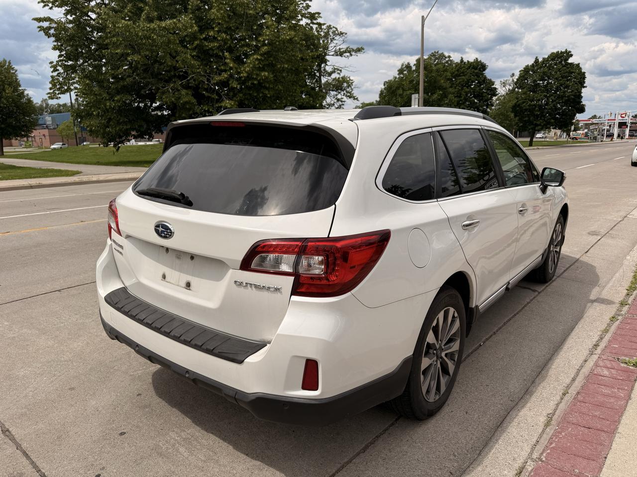 2017 Subaru Outback 5dr Wgn CVT 2.5i Premier w/Tech Pkg Photo
