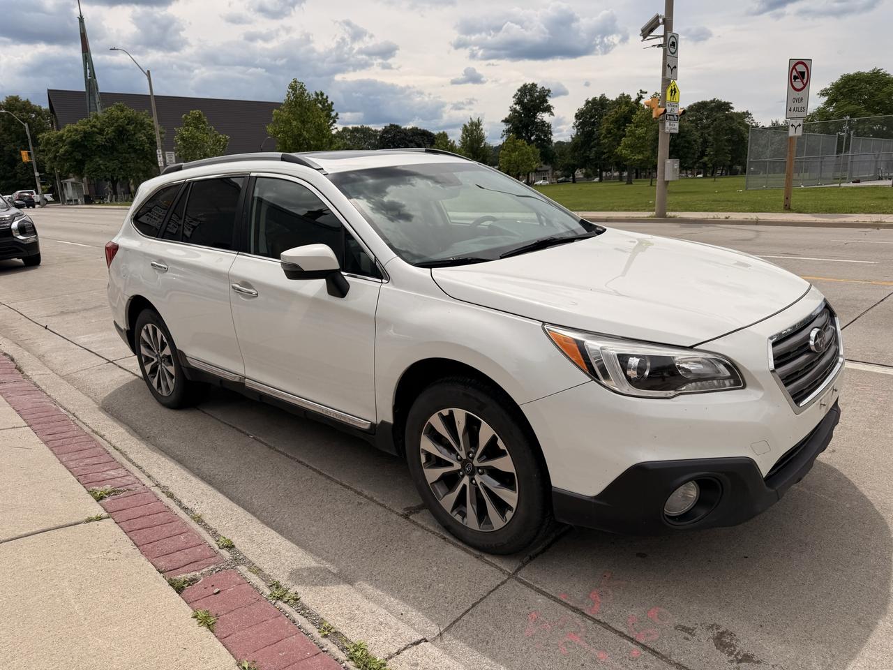 2017 Subaru Outback 5dr Wgn CVT 2.5i Premier w/Tech Pkg Photo