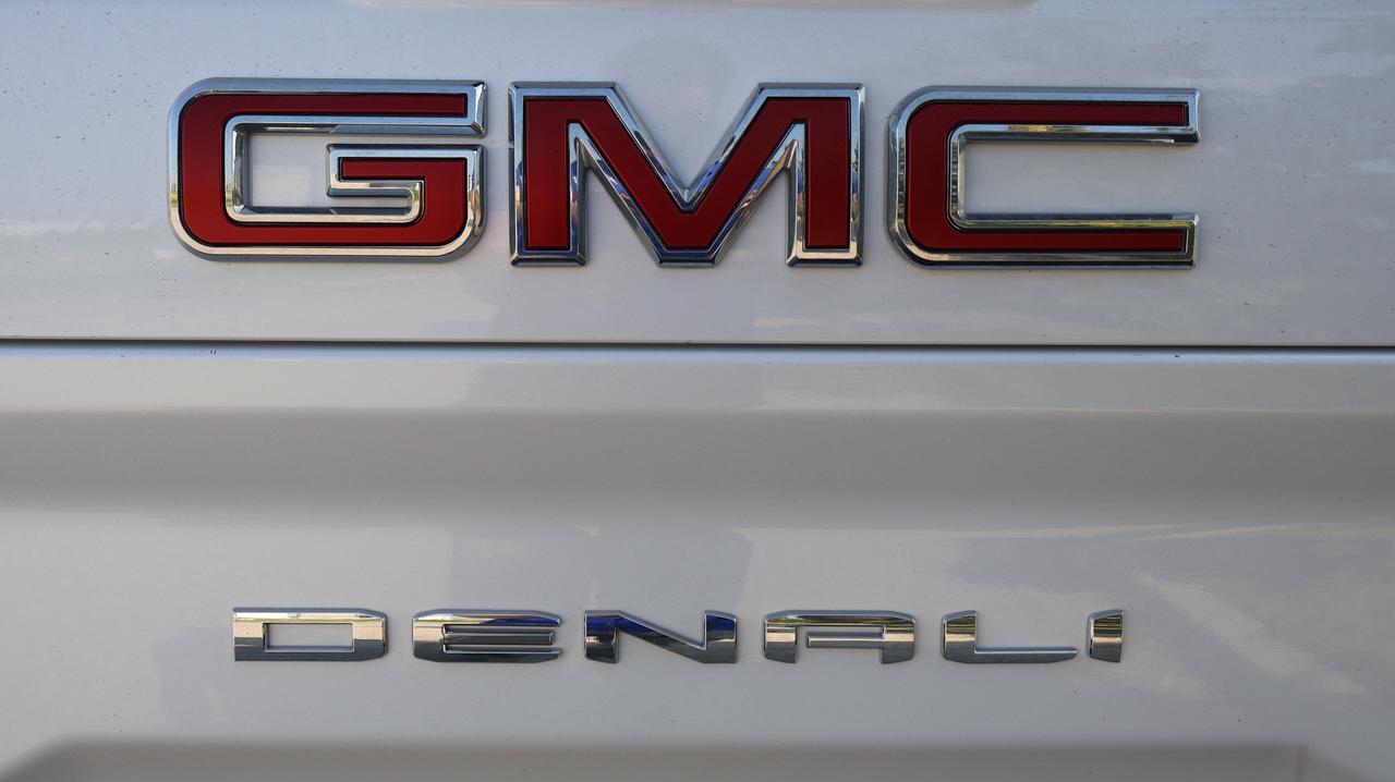 2025 GMC Sierra 2500 HD Denali | Duramax 6.6L Turbo-Diesel | 4WD Photo