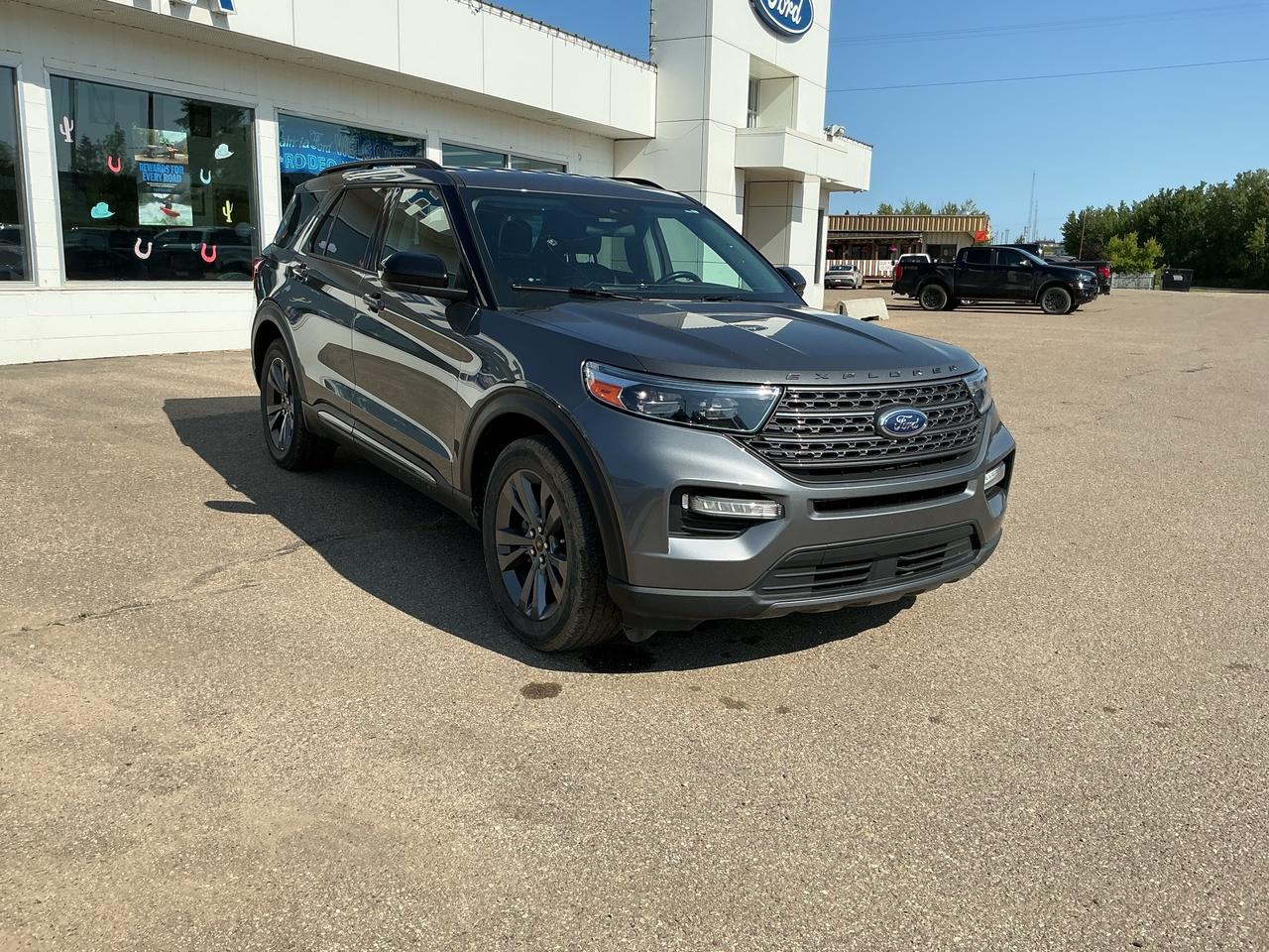 2022 Ford Explorer XLT Photo2