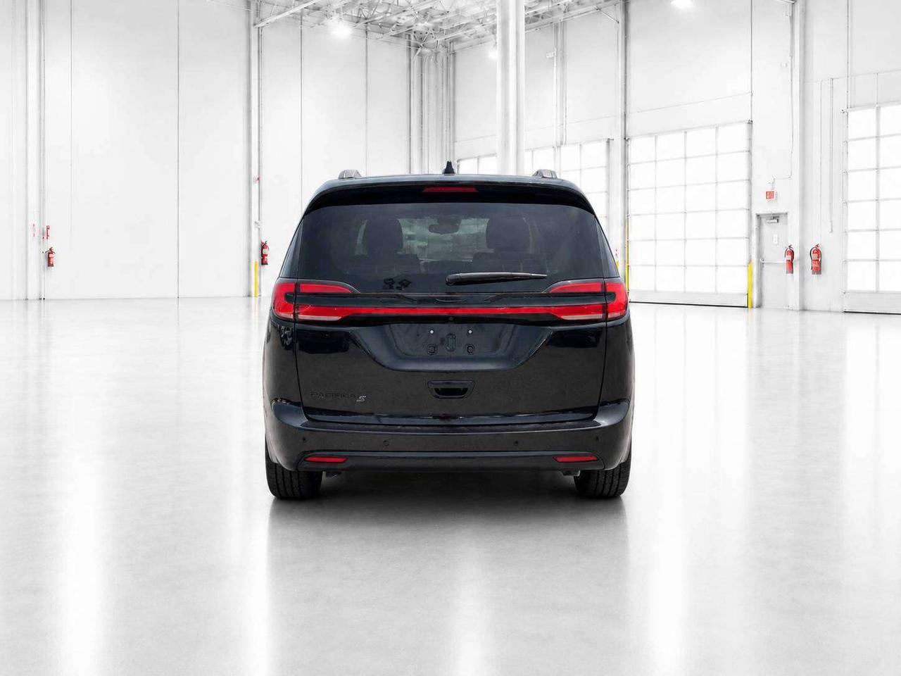 2027 Chrysler Pacifica SELECT AWD | Leather | Sunroof | S APP PKG Photo