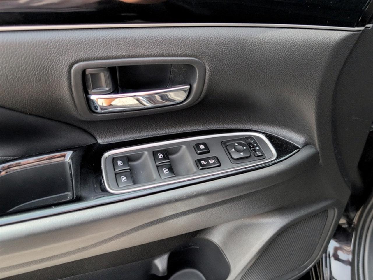 2020 Mitsubishi Outlander Phev SEL Photo