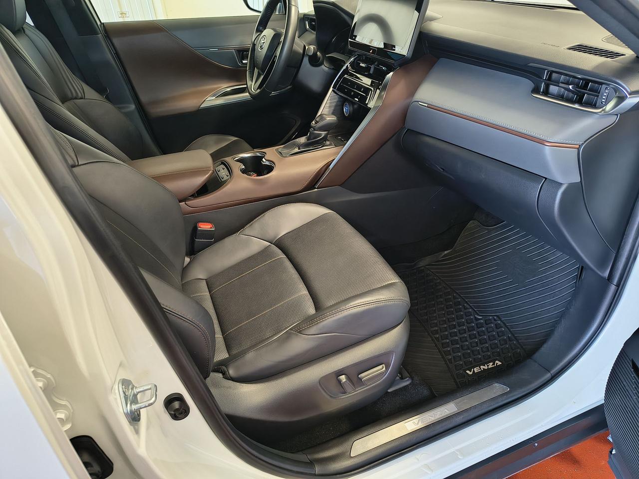 2021 Toyota Venza LIMITED AWD Photo
