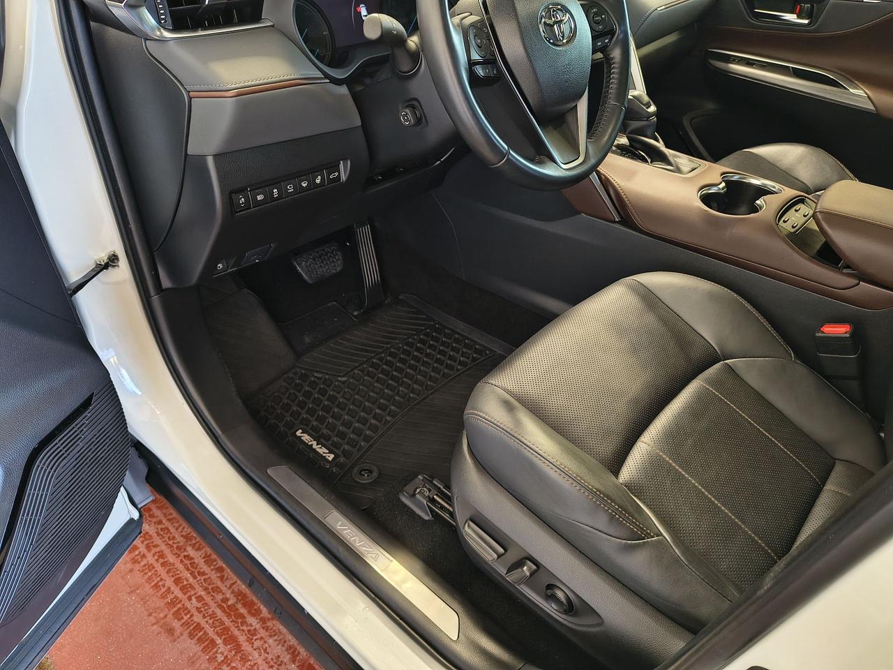 2021 Toyota Venza LIMITED AWD Photo0
